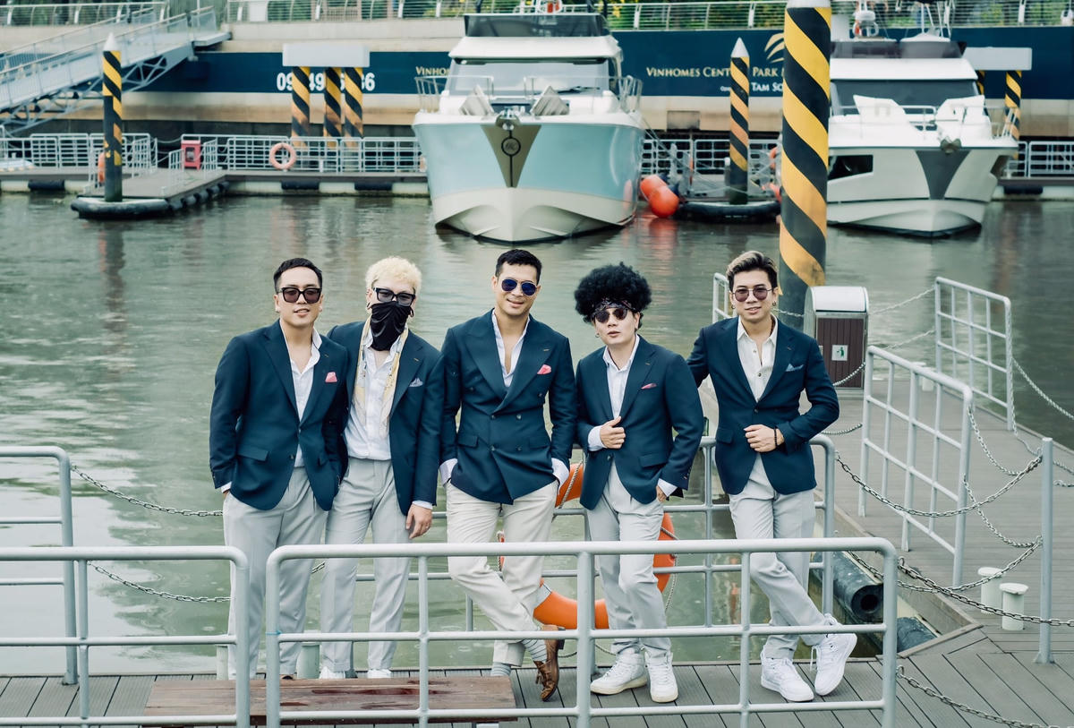Trương Thế Vinh cùng đội anh em vô cùng lịch lãm, thời thượng chuẩn bị đi “Rước dâu”.