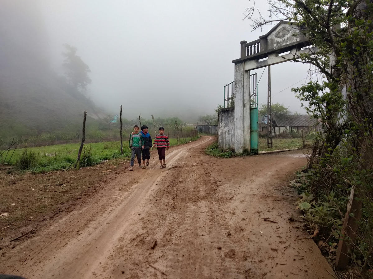 Cổng nhà Vàng A Khua.