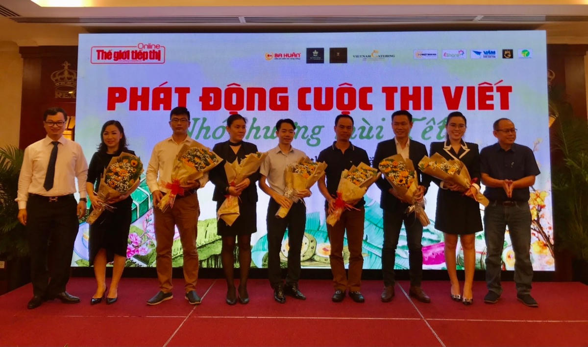 Ban tổ chức tặng hoa cho các nhà tài trợ.