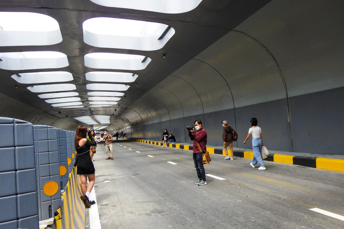 Hầm chui dài 902 m cùng với ánh sáng từ “giếng trời” huyền ảo, đã thu hút đông đảo người dân và du khách tham quan, chụp ảnh trước ngày khánh thành.  