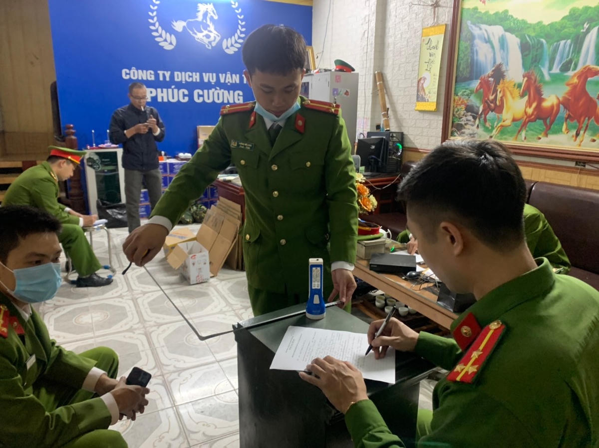 Nhà chức trách khám xét phía trong văn phòng Công ty Phúc Cường.