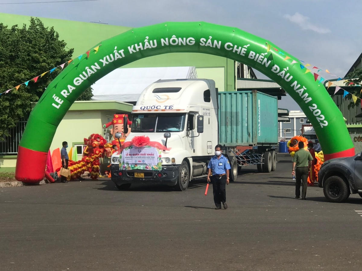 Những chuyến xe chở đầy nông sản xuất bến đi các thị trường quốc tế ngay sau lễ ra quân.