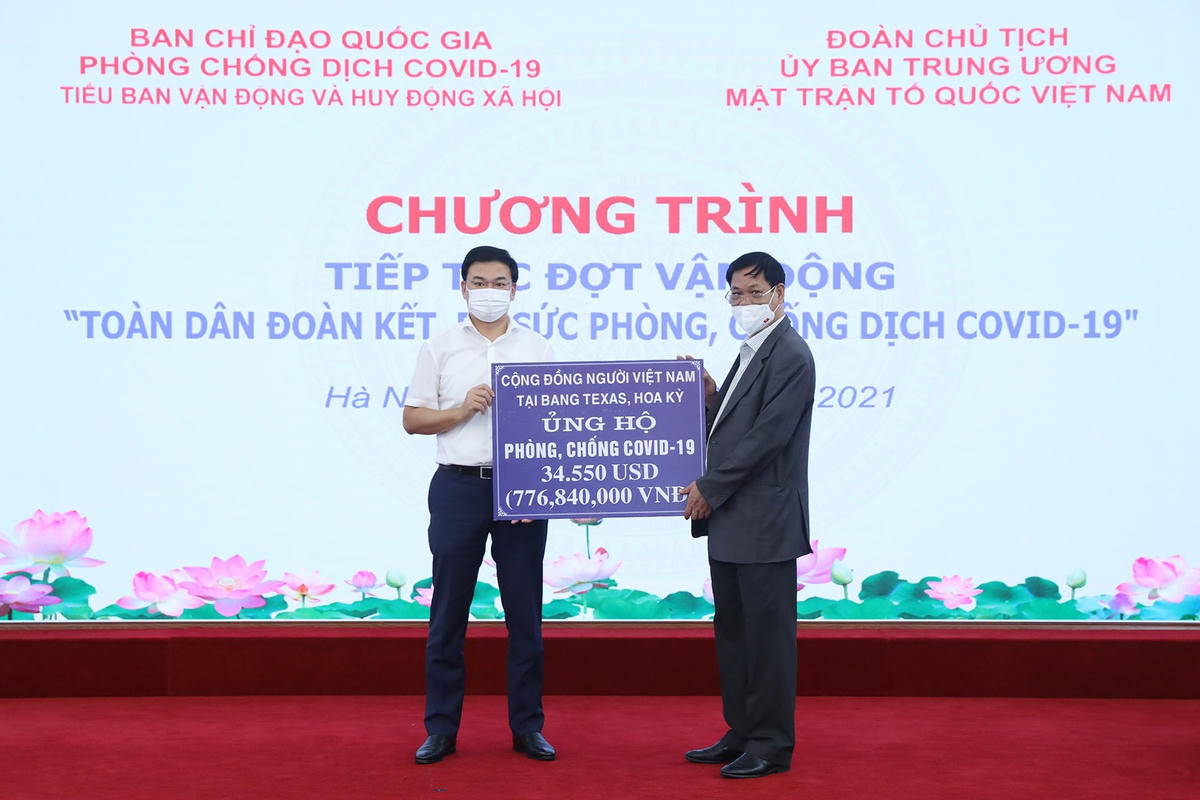 Ông Huỳnh Tấn Việt, Bí thư Đảng ủy Khối các cơ quan Trung ương tiếp nhận tại chương trình.