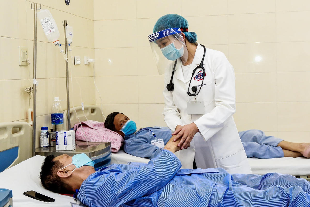 Bệnh nhân ung thư đang điều trị có thể được tiêm vaccine Covid-19, miễn người bệnh không có chống chỉ định hay dị ứng với bất cứ thành phần nào của thuốc. Ảnh: VGP.
