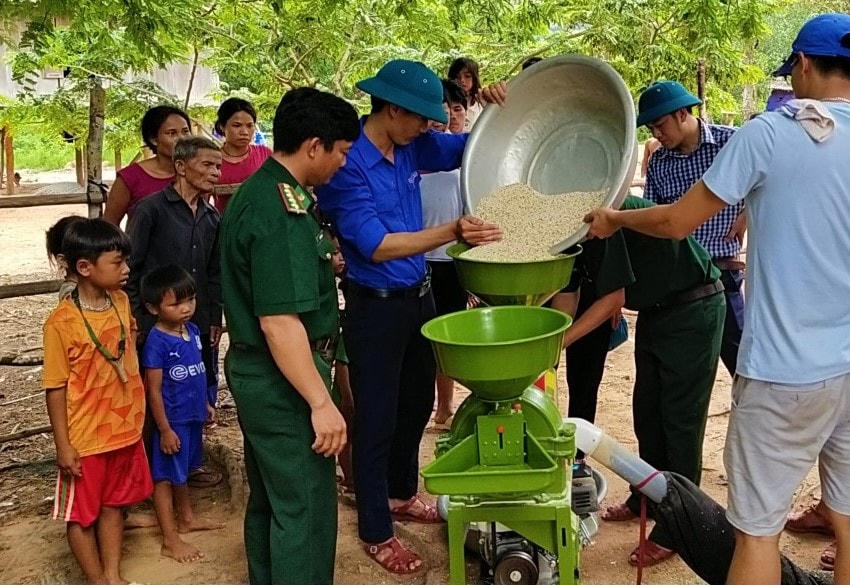 Máy xay, nghiền đa năng đã giúp đồng bào Bru-Vân Kiều (ở xã Trường Sơn) bớt vất vả khi giã gạo bằng tay.
