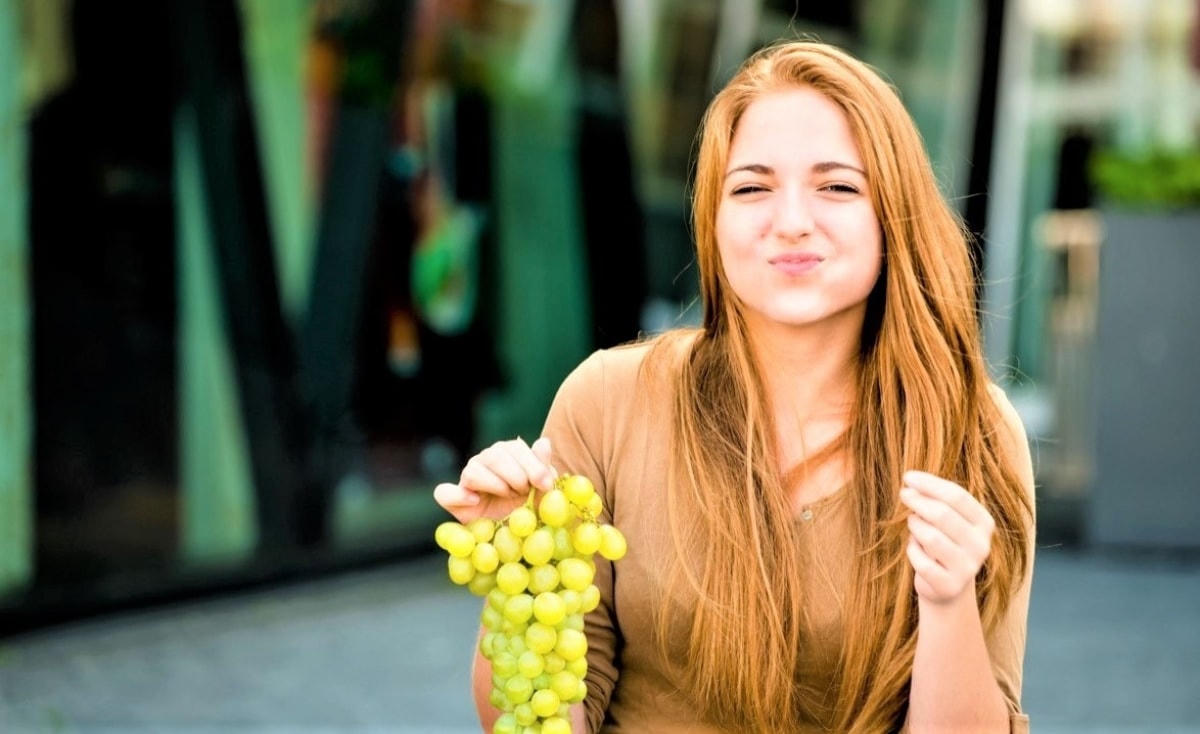 Ở Tây Ban Nha, người ta cố gắng ăn 12 quả nho đúng lúc giao thừa để cầu may; Nguồn: bestlifeonline.com  