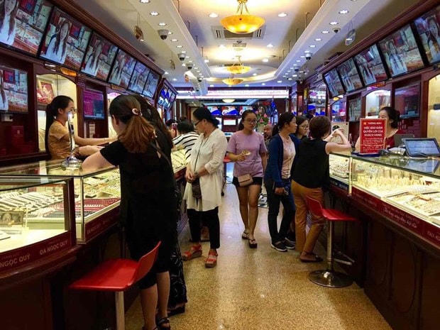 Giao dịch vàng tại doanh nghiệp. Ảnh: TTXVN.