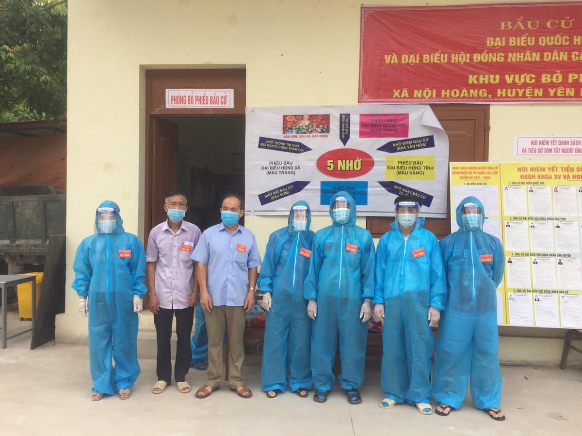 Những người phục vụ công tác bầu cử ở xã Nội Hoàng, huyện Yên Dũng.