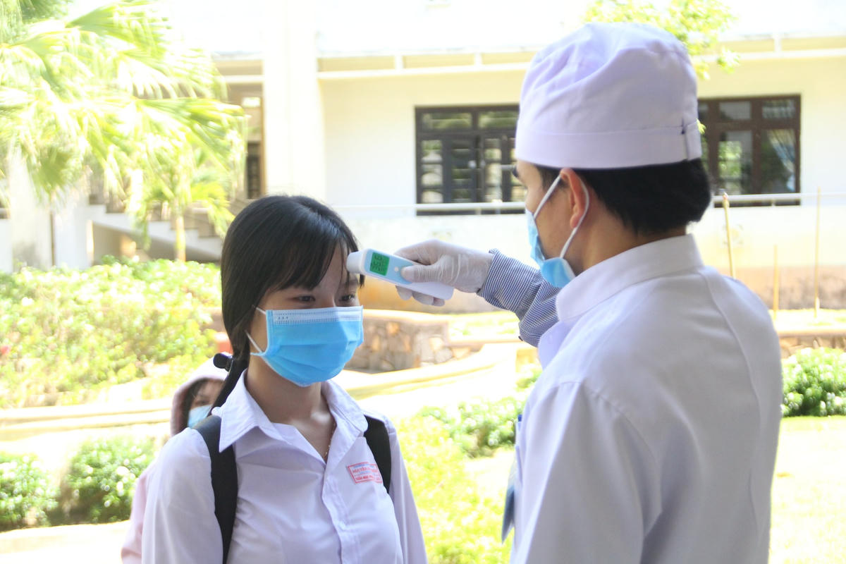 Học sinh được đo thân nhiệt phòng, chống dịch Covid-19.