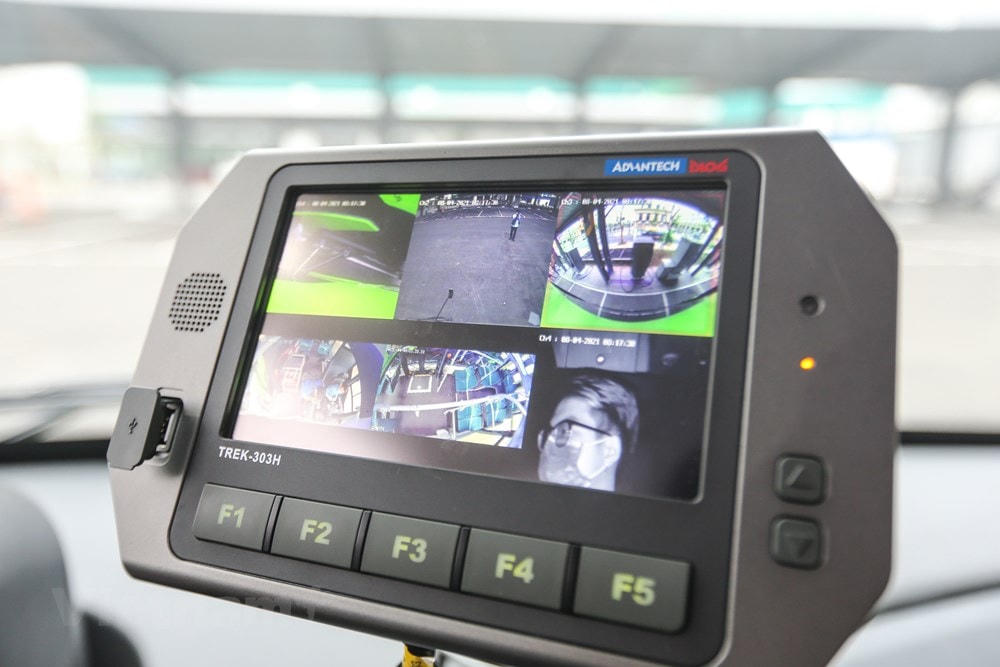 Hệ thống camera giúp tài xế có thể kiểm soát toàn bộ chiếc xe buýt. (Ảnh: Minh Sơn/Vietnam+).