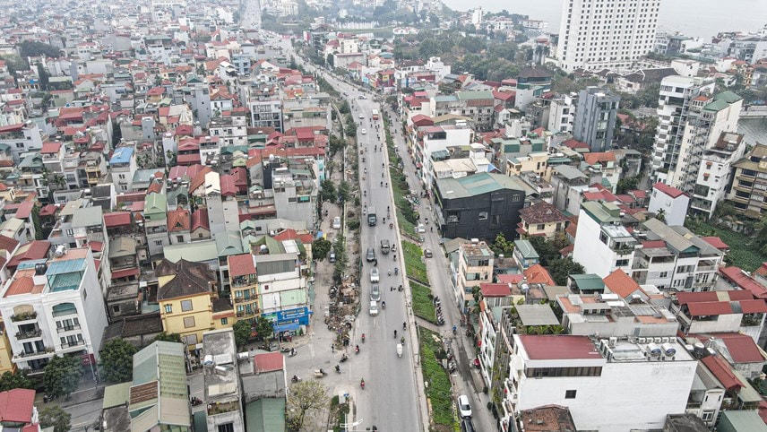 Rào chắn, phân luồng tổ chức giao thông trên tuyến đường Âu Cơ phục vụ thi công cầu vượt tại nút giao An Dương - Thanh Niên.