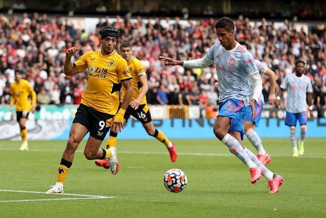 Varane làm nức lòng fan MU với màn trình diễn 10 điểm trước Wolves.