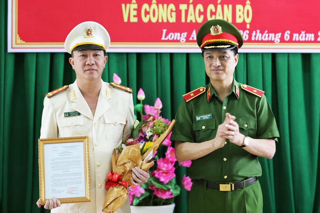 Thứ trưởng Bộ Công an, Thiếu tướng Nguyễn Duy Ngọc trao Quyết định và tặng hoa chúc mừng Đại tá Lâm Minh Hồng, tân Giám đốc Công an tỉnh Long An.
