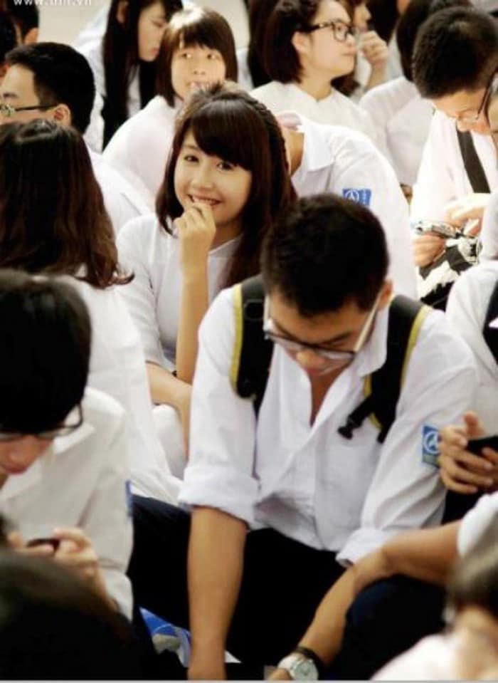 Quỳnh Anh Shin với hình ảnh cô nữ sinh lớp 10 trong ngày khai giảng cách đây đúng 10 năm: Ôi nhoằng cái những hình ảnh này cũng được 10 năm rồi, lần đầu tiên mặc áo dài đi khai giảng vào lớp 10”.