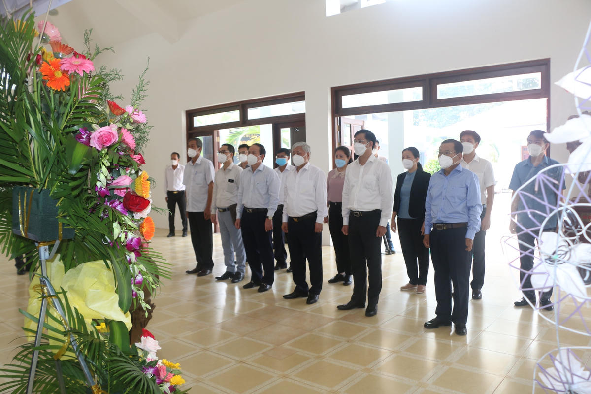 Chủ tịch Đỗ Văn Chiến cùng đoàn công tác dâng hương tại Khu di tích lịch sử Văn hóa  quốc gia đặc biệt Căn cứ Trung ương Cục miền Nam.