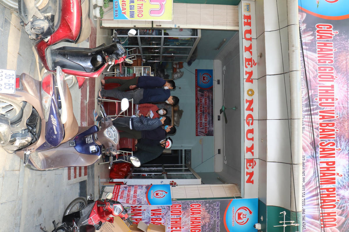 Thời điểm rạng sáng, đã có rất đông người đến hỏi mua pháo hoa chơi Tết tại thị trấn Quán Lào. Theo đại diện cửa hàng tại đây, thời điểm đông người mua nhất là buổi trưa và tối. "Dù mới mở bán được 2 ngày nhưng lượng pháo hoa nhập về đã gần hết rồi. Tới đây, cửa hàng sẽ tiếp tục nhập thêm hàng về bán để phục vụ nhân dân chơi Tết", đại diện cửa hàng ở huyện Yên Định chia sẻ.