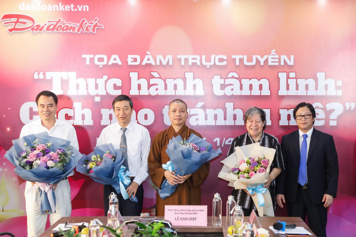 Nhà báo Lê Anh Đạt tặng hoa cảm ơn các khách mời tham gia tọa đàm. Ảnh: Quang Vinh.