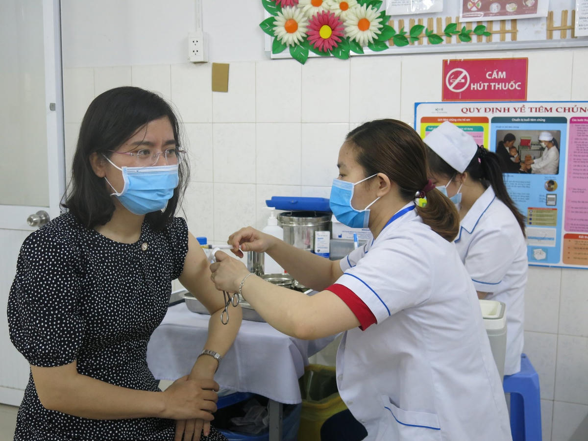 TP HCM tổ chức tiêm vaccine Covid-19 cho tất cả đối tượng từ 18 tuổi trở lên.