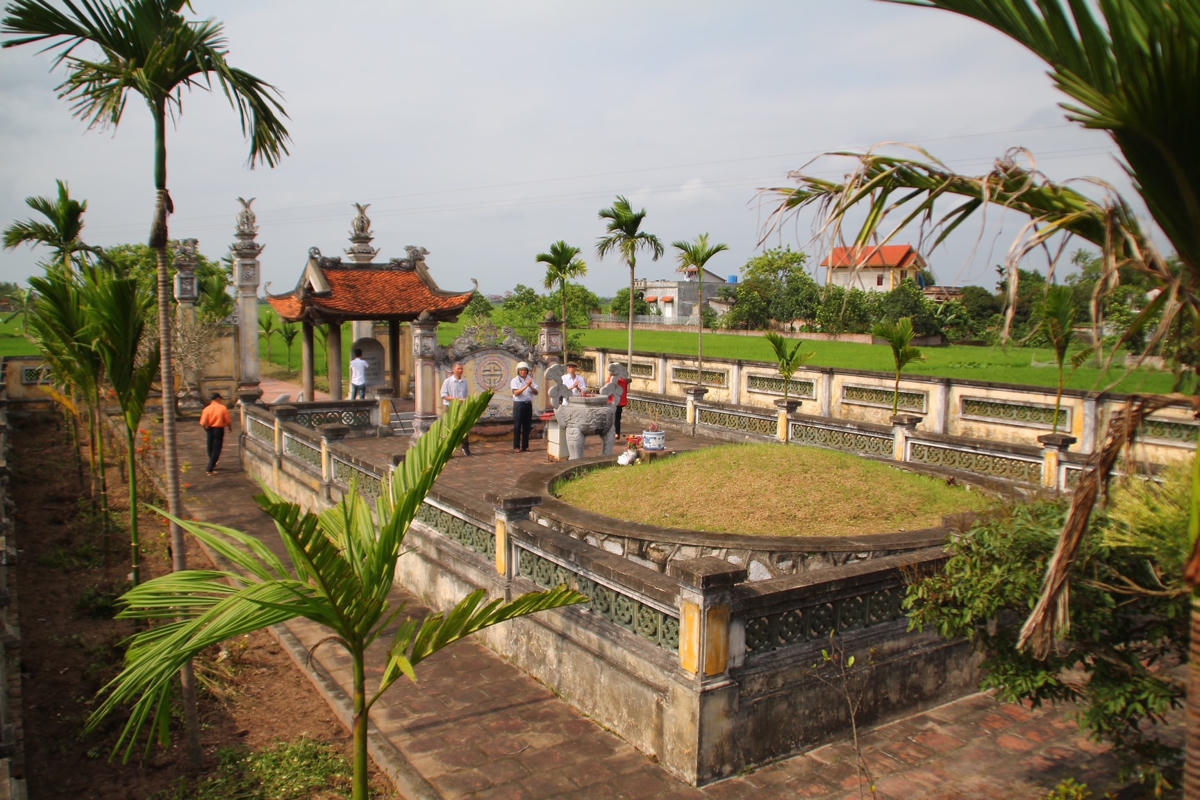 Lăng mộ Linh Từ quốc mẫu Trần Thị Dung.