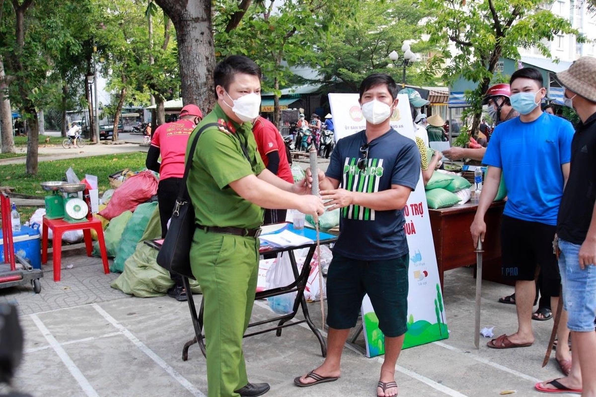 Người dân tự nguyện đến giao nộp công an vũ khí tự chế tại ngày hội.