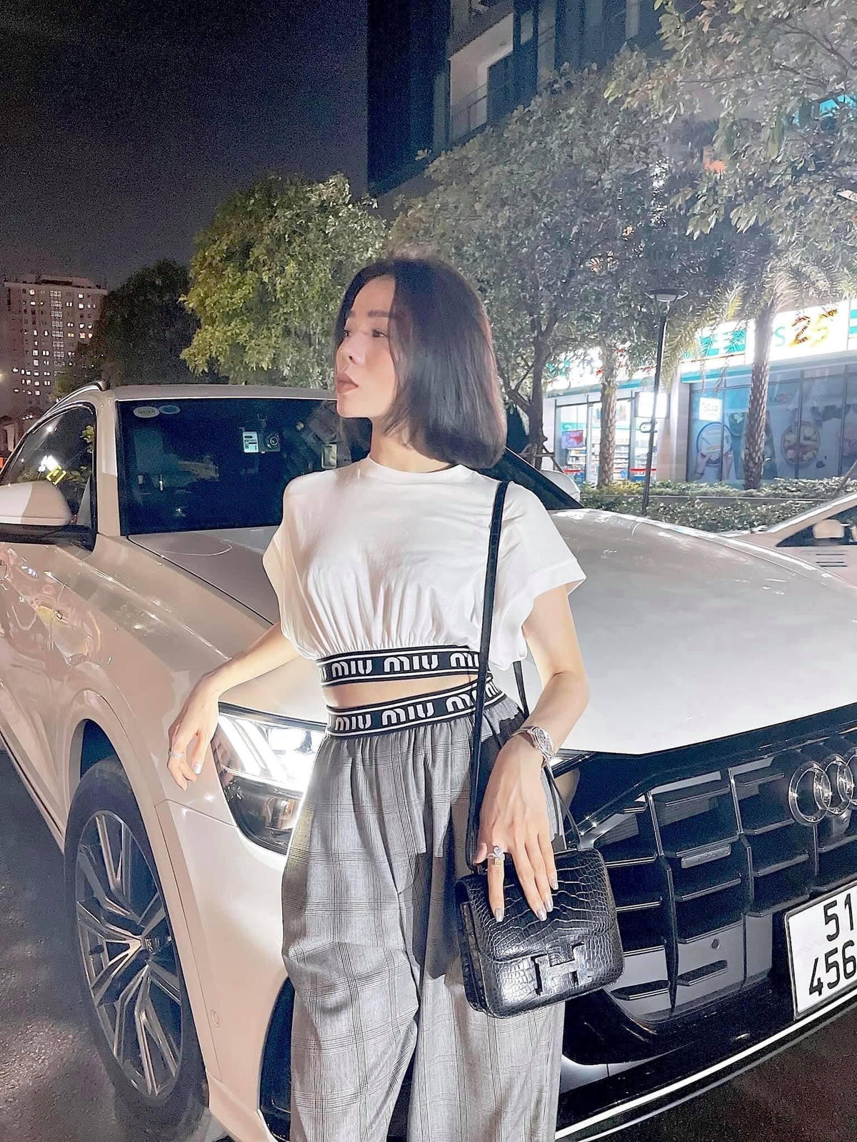 "Nữ hoàng phòng trà" thường xuyên kết hợp áo crop - top với quần ống rộng hợp thời trang.