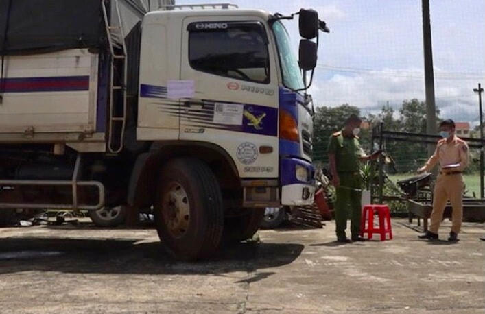 Tạm giữ hình sự với lái xe ô tô cố tình vượt chốt kiểm dịch