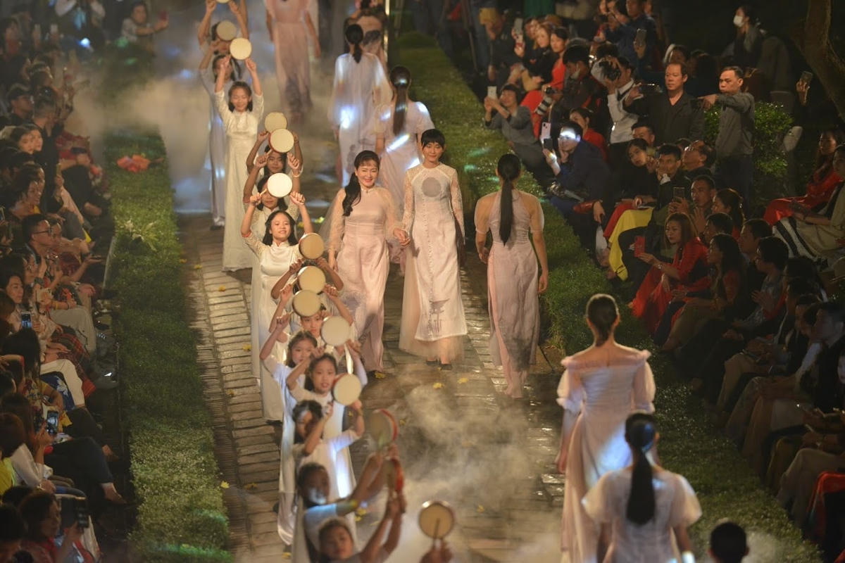 NSND Minh Hòa trong một nàm trình diễn. Ảnh: Quang Vinh.