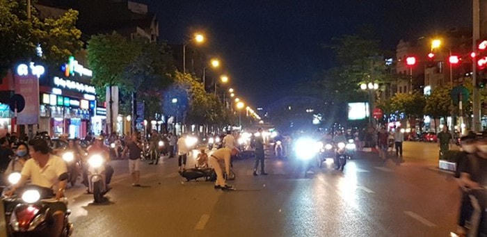 Có 7 xe máy đã bị ô tô húc trúng. Hiện cơ quan chức năng vẫn đang truy tìm chiếc ô tô gây tai nạn. 