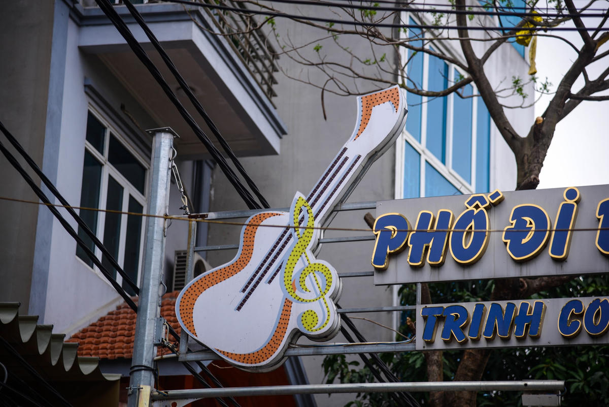 Khu vực xung quanh phố đi bộ Trịnh Công Sơn đã được trang bị hệ thống đèn led để phục vụ cho các hoạt động về đêm.