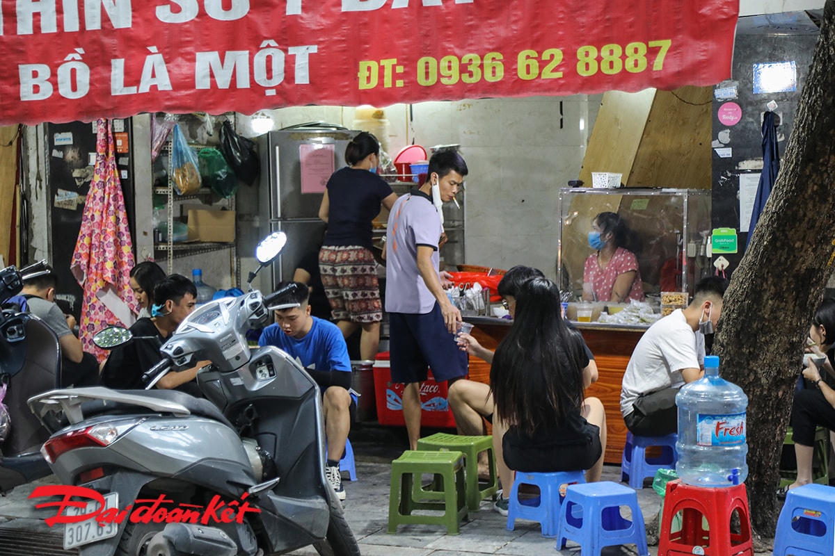Vẫn còn tình trạng nhiều hàng ăn tận dụng vỉa hè để kinh doanh lúc đông khách.