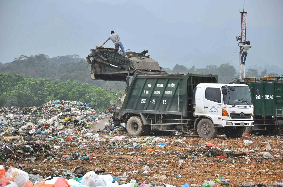 Bãi rác Nam Sơn hoạt động theo phương pháp chôn lấp. Ảnh: Nam Anh.