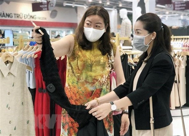 Người tiêu dùng mua sắm mặt hàng quần áo thời trang tại siêu thị, Thành phố Hồ Chí Minh. (Ảnh: Mỹ Phương/TTXVN).