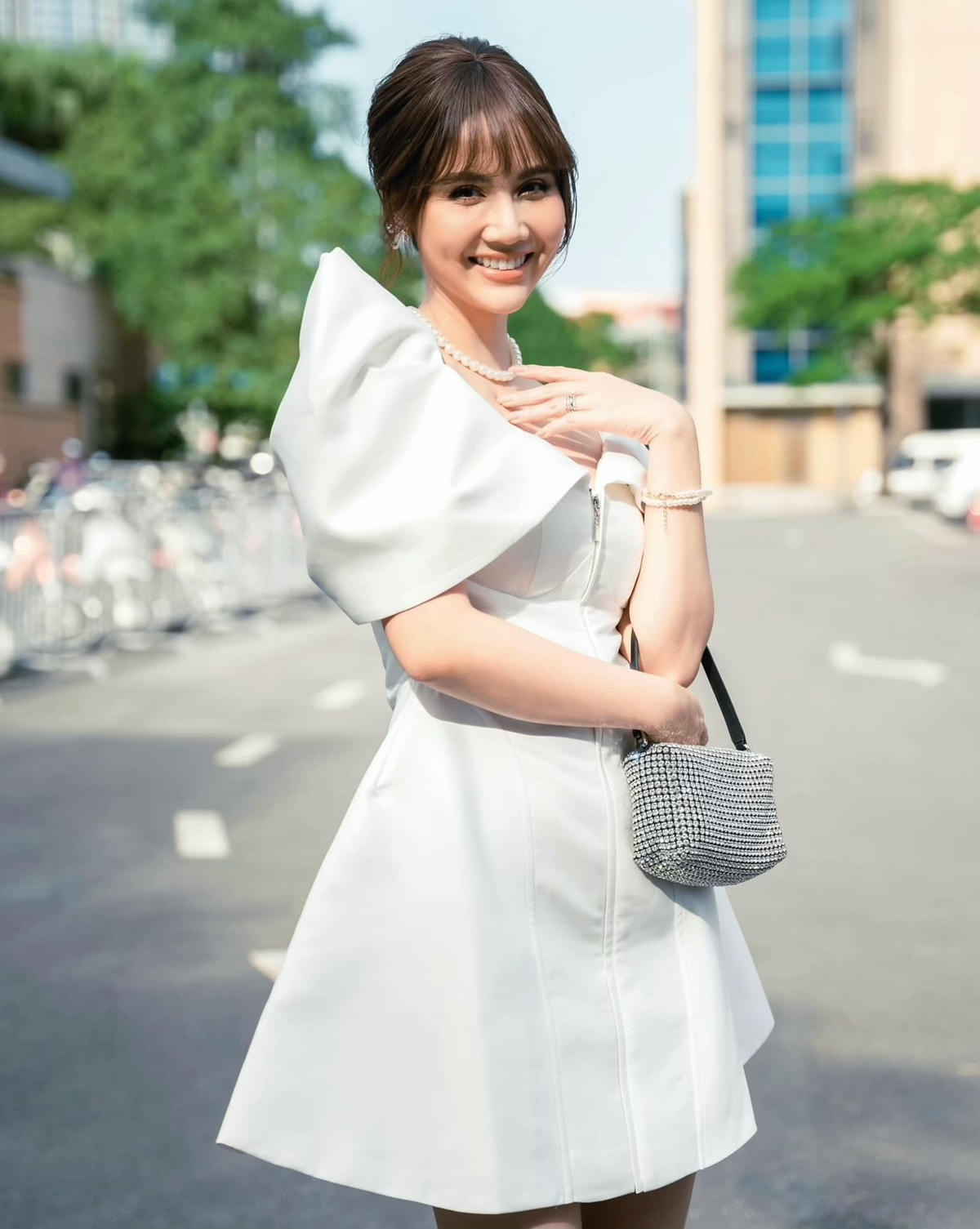Trong bản remake Huyền Lizzie vào vai Vân Trang, cô con gái nuôi xinh đẹp và thành đạt của bà Nga (Thanh Quý). Trang là cô nàng độc thân quyến rũ, là giám đốc marketing của một công ty lớn và vô cùng sắc sảo, khó tính. 