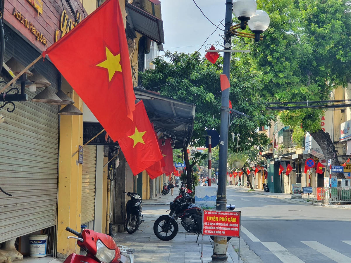Đường phố vắng bóng người trong ngày Quốc khánh, khác hẳn với không khí của các năm về trước.