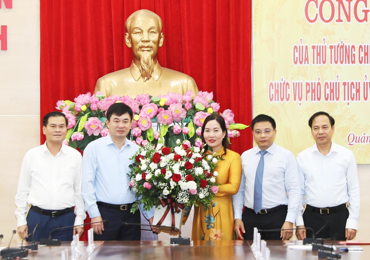 Lãnh đạo tỉnh Quảng Ninh chúc mừng tân Phó Chủ tịch UBND tỉnh Nguyễn Thị Hạnh.
