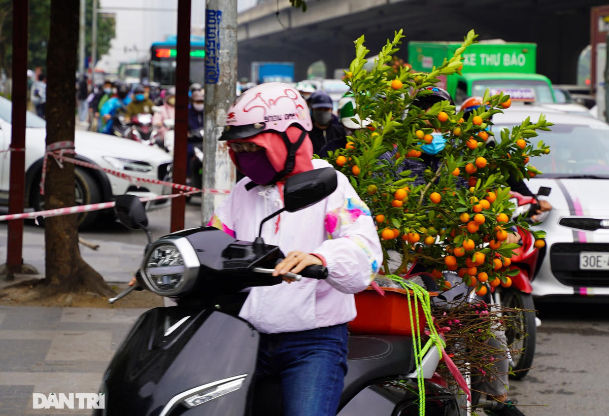 Người dân đổ về quê nghỉ Tết sớm, đường phố cửa ngõ Hà Nội ùn ứ kéo dài