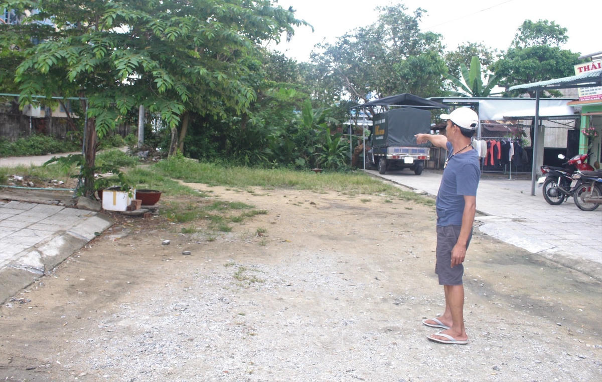 Ông Nguyễn Bảo Duy chỉ đường cụt trong khu vực mình sinh sống.