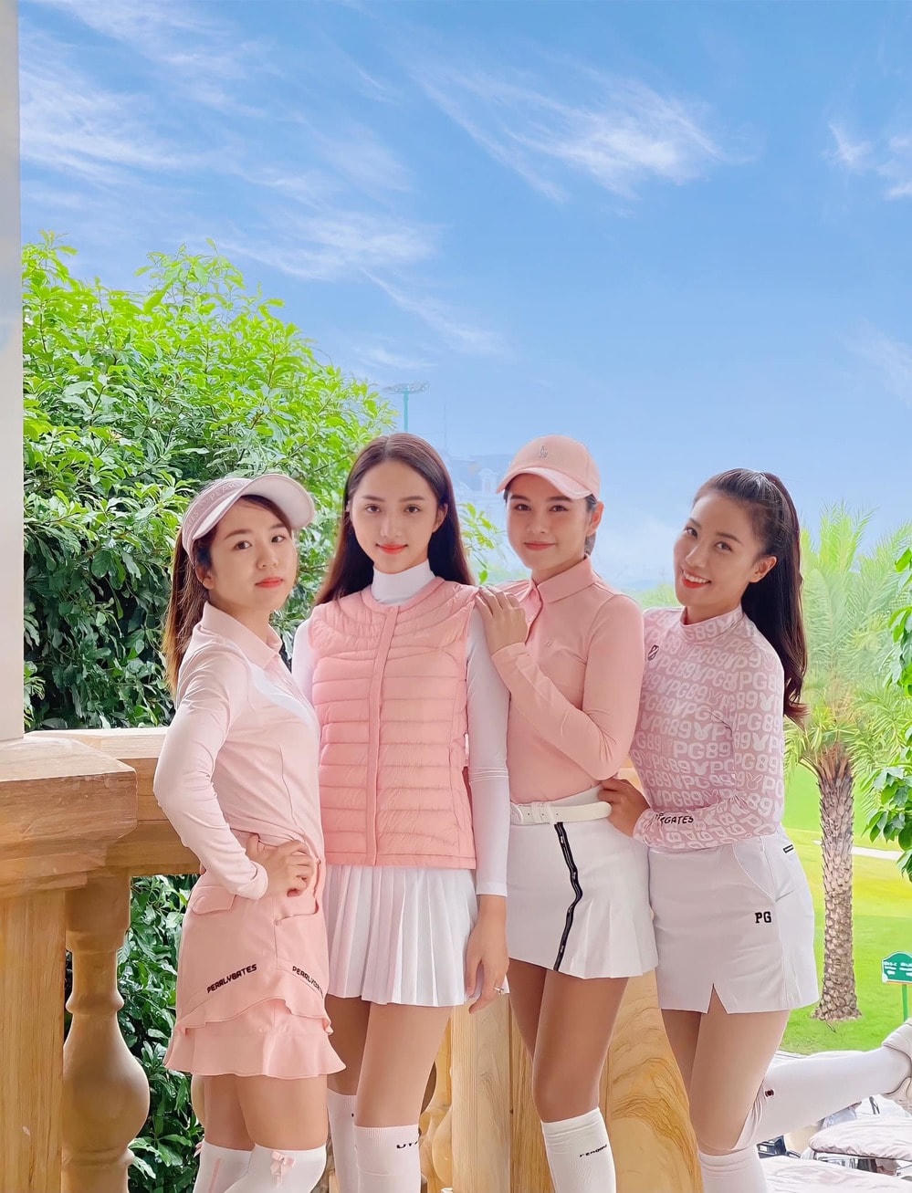 Cô cùng những người bạn vui vẻ tạo dáng cùng nhau tại sân golf.
