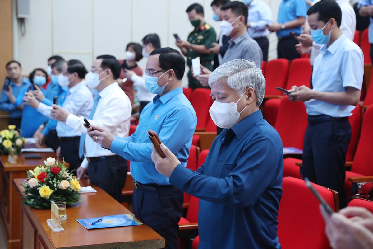 Các đại biểu nhắn tin ủng hộ phòng chống dịch Covid-19.