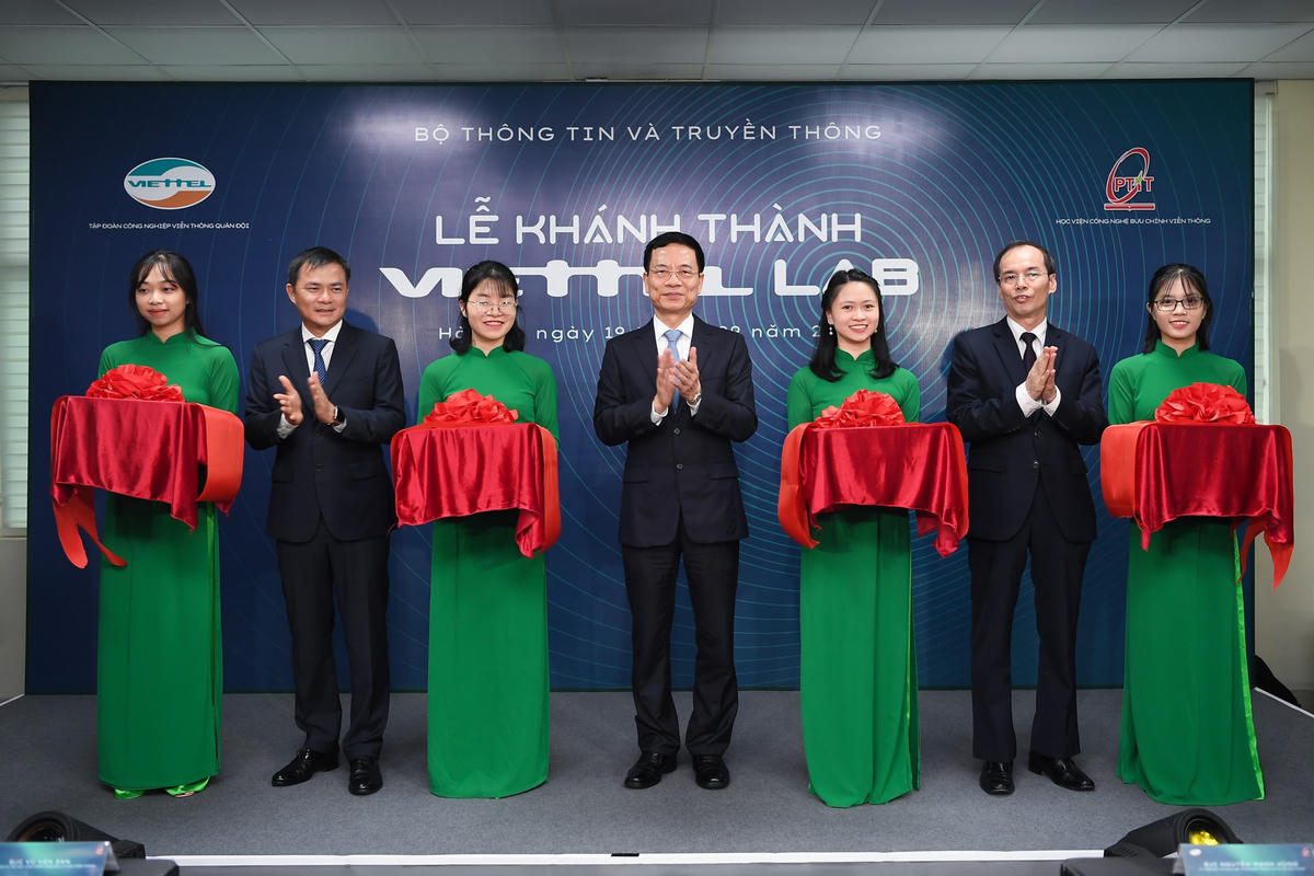 Bộ trưởng Bộ TTTT, đại diện Viettel và lãnh đạo nhà trường cắt băng khánh thành.