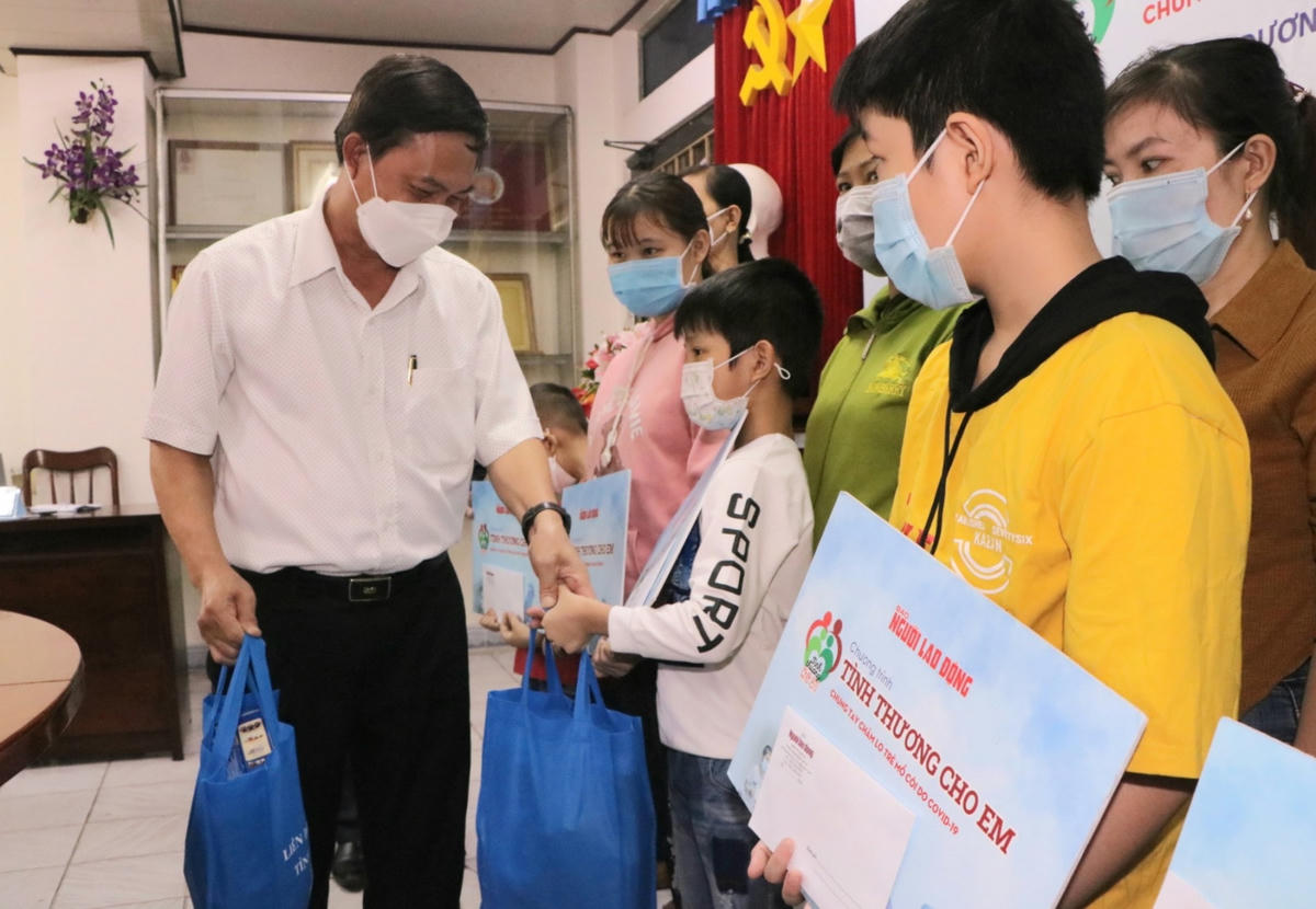 Ông Nguyễn Văn Lộc, Ủy viên Thường vụ, Trưởng ban Dân vận Tỉnh ủy, Chủ tịch Ủy ban MTTQ Việt Nam tỉnh Bình Dương trao quà cho các cháu tại chương trình (ảnh: Đỗ Trọng).