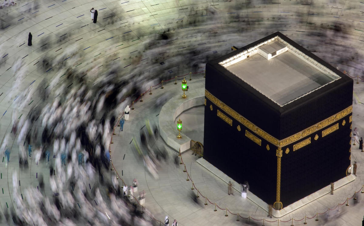 Những người hành hương Hồi giáo đi vòng quanh Kaaba, tòa nhà hình khối tại Nhà thờ Hồi giáo lớn, mà không cần giữ khoảng cách xã hội lần đầu tiên kể từ khi đại dịch Covid-19 bùng phát, tại thánh địa Hồi giáo Mecca, Ả Rập Xê Út. Ảnh: AP/Amr Nabil.