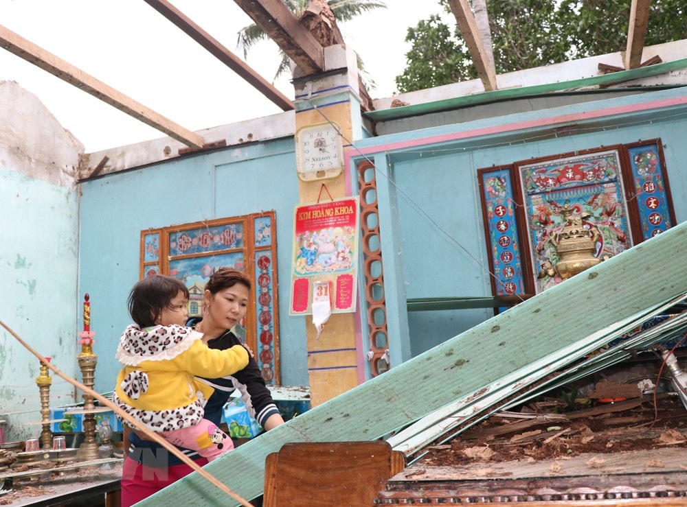 Nhà ở của một hộ dân ở xã Xuân Cảnh, thị xã Sông Cầu, tỉnh Phú Yên bị tốc mái hoàn toàn do bão số 9. (Ảnh: Phạm Cường/TTXVN).