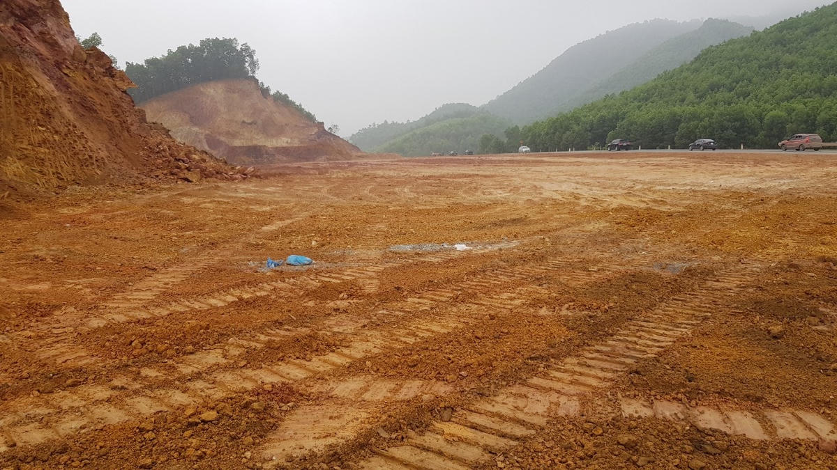 Cần làm rõ trách nhiệm các bên liên quan trong việc thi công sai quy định tại dự án đường Hòa Lạc - Hòa Bình.