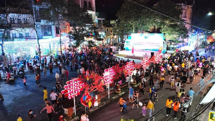 Phố đi bộ đã tái hoạt động trở lại sau một thời gian cùng cả nước phòng chống dịch.