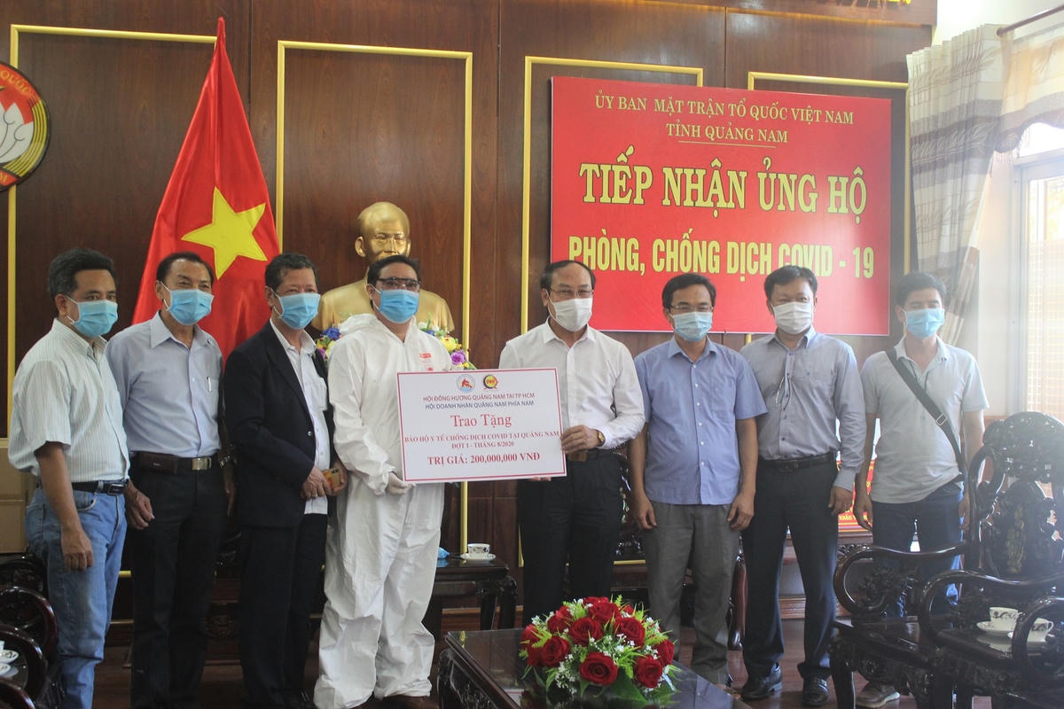 Hội doanh nhân Quảng Nam phía Nam ủng hộ 200 triệu đồng phòng, chống dịch Covid-19.