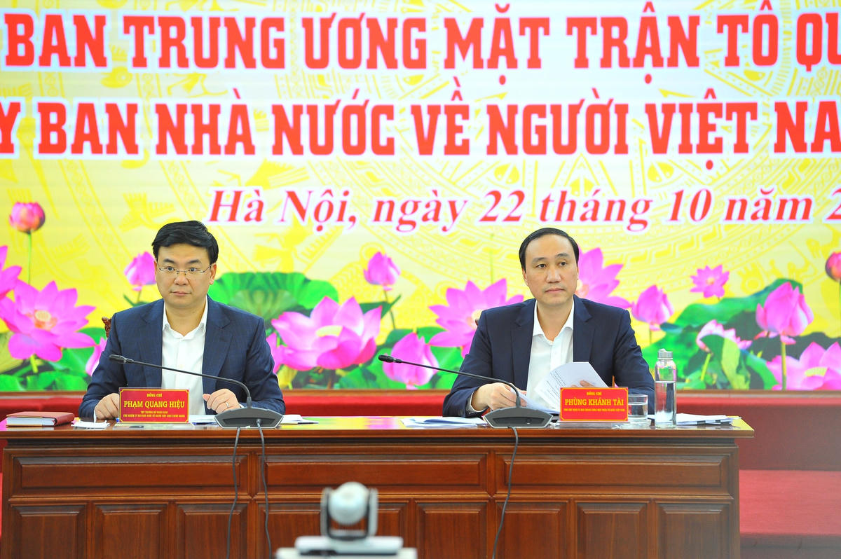Phó Chủ tịch UBTƯ MTTQ Việt Nam Phùng Khánh Tài và ông Phạm Quang Hiệu,Thứ trưởng Bộ Ngoại giao, Chủ nhiệm Ủy ban Nhà nước về người Việt Nam ở nước ngoài chủ trì Hội nghị. 