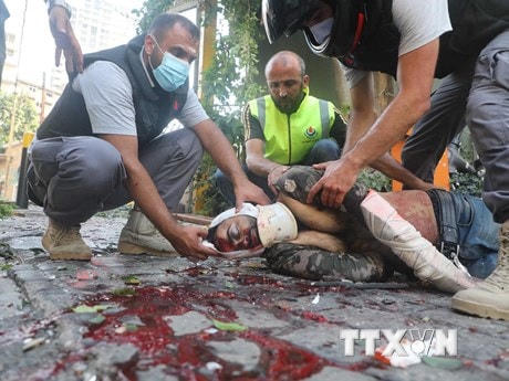Sơ cứu cho nạn nhân bị thương trong vụ nổ tại Beirut, Liban, ngày 4/8/2020. (Ảnh: THX/TTXVN).