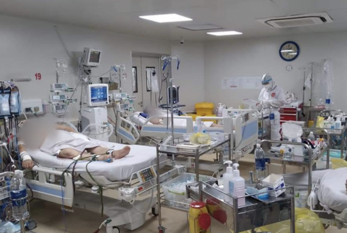 Điều trị bệnh nhân Covid-19 nặng tại TP HCM. Ảnh: Sở Y tế.