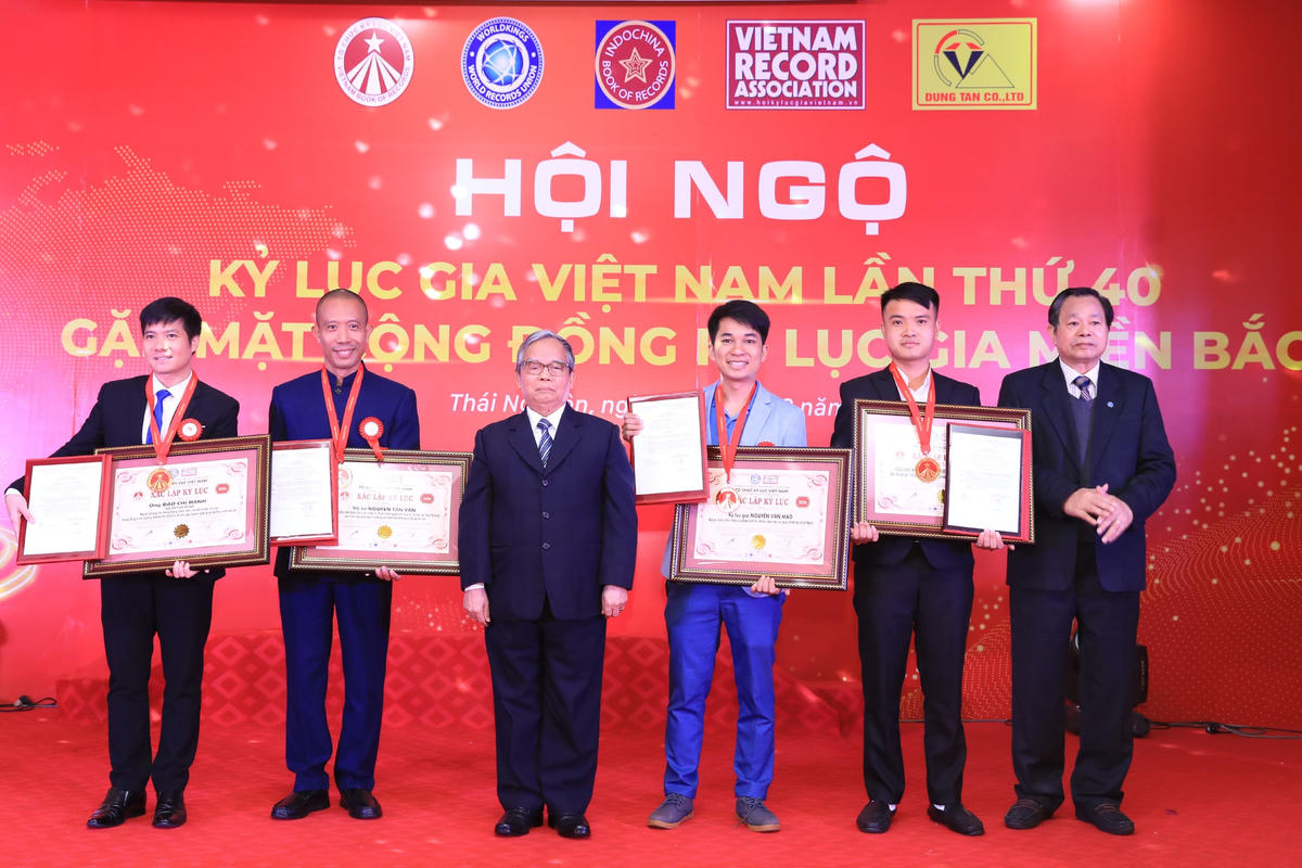Trao bằng xác nhận Kỷ lục Việt Nam.